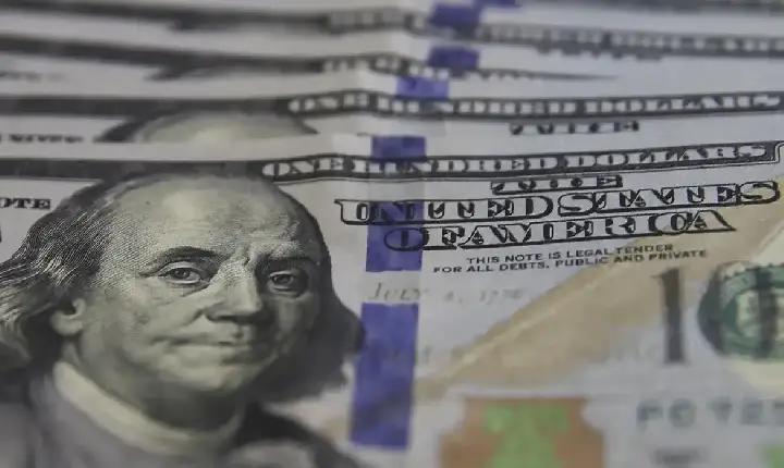 Dólar cai para o menor valor em 21 meses, e bolsa bate recorde