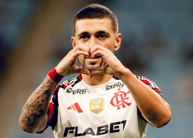 Arrascaeta decide e leva Flamengo à liderança do Brasileirão