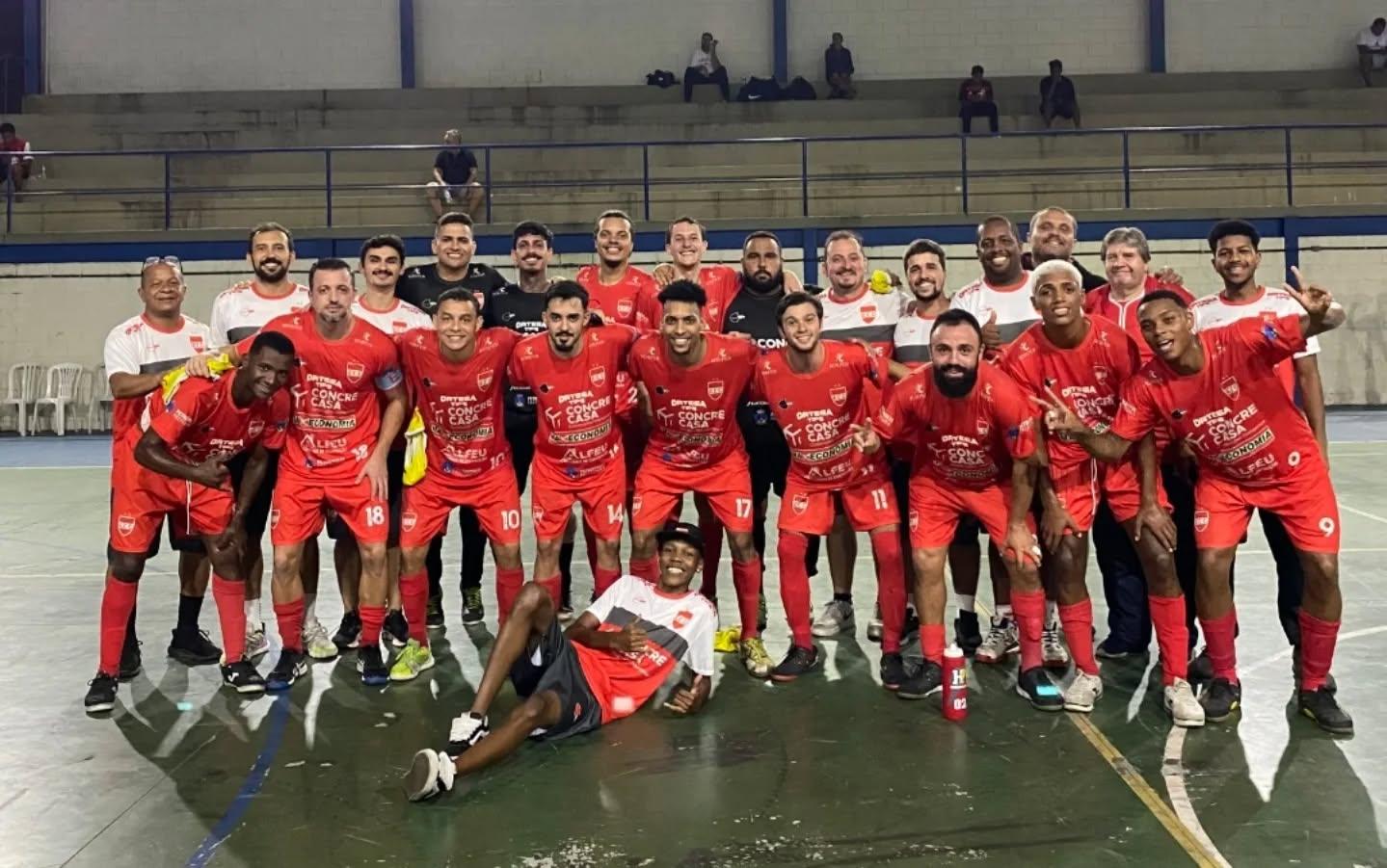 Corrêas lidera competição e joga para se manter 100%