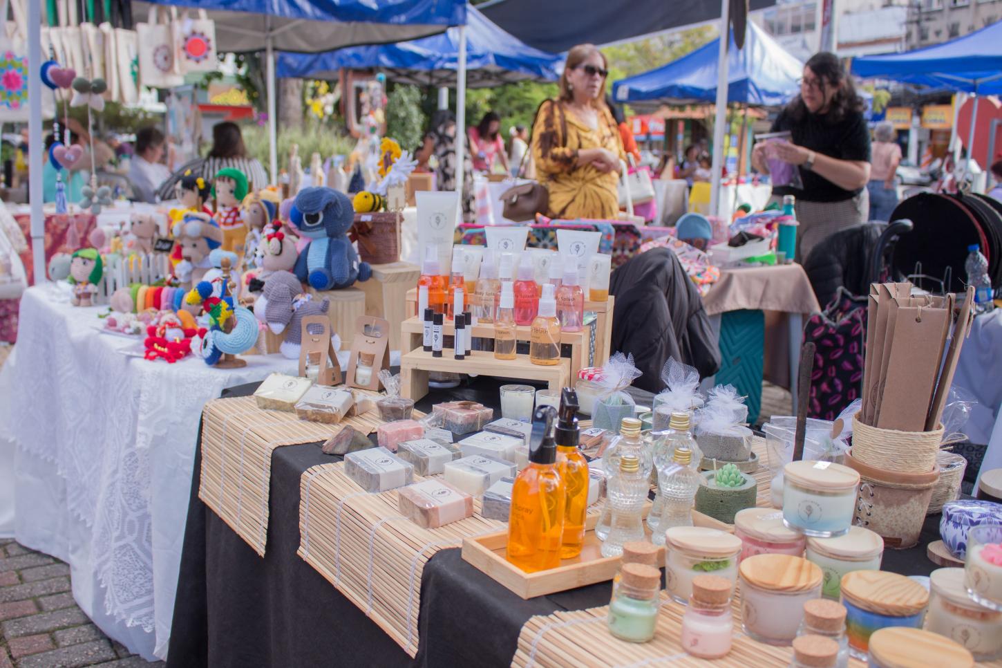 Feira “Artes da Serra” movimenta Praça Santa Teresa com cultura, arte e solidariedade em Teresópolis