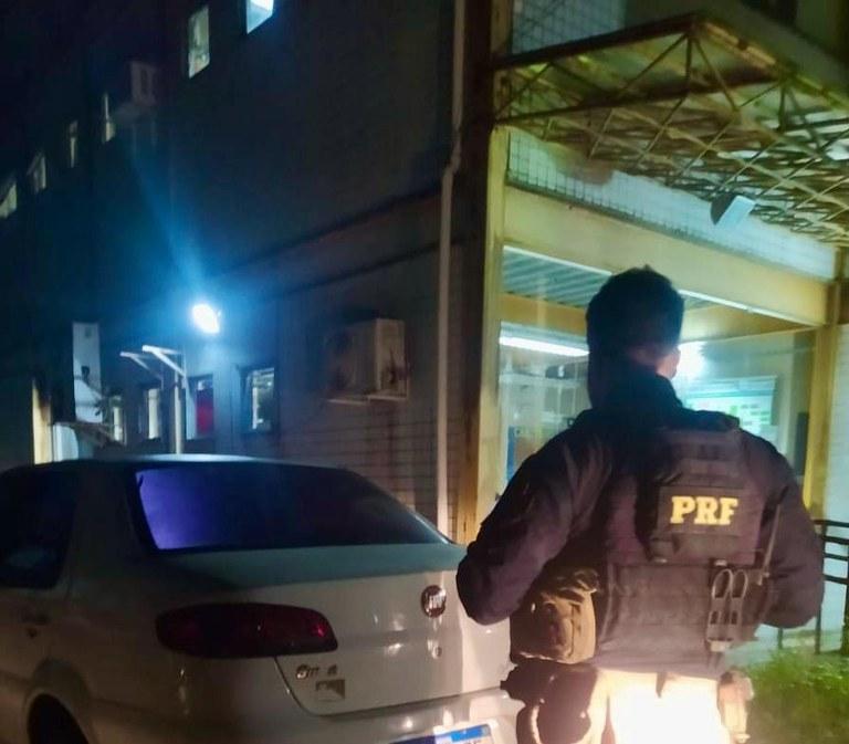 Polícia Rodoviária recupera veículo roubado em Guapimirim