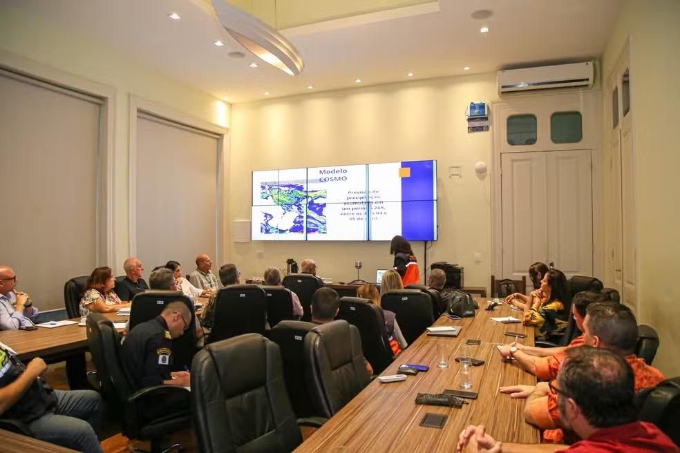 Previsão de chuvas fortes faz Teresópolis e Petrópolis suspenderem aulas