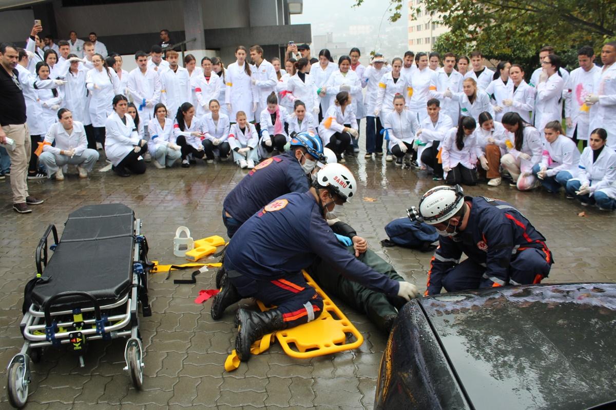 Simulação de resgate mobiliza calouros de Medicina da Unifeso sob chuva e tensão realista