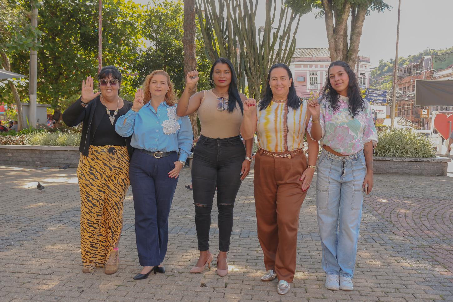 Sinal de socorro com a mão pode salvar vidas