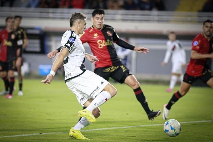 Vasco abre vantagem mas cede empate na Sula