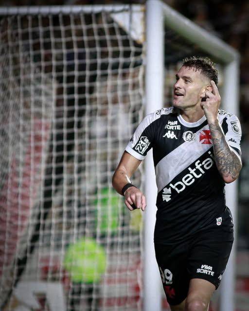 Vasco vence Sport e Vegetti assume artilharia do Brasileirão