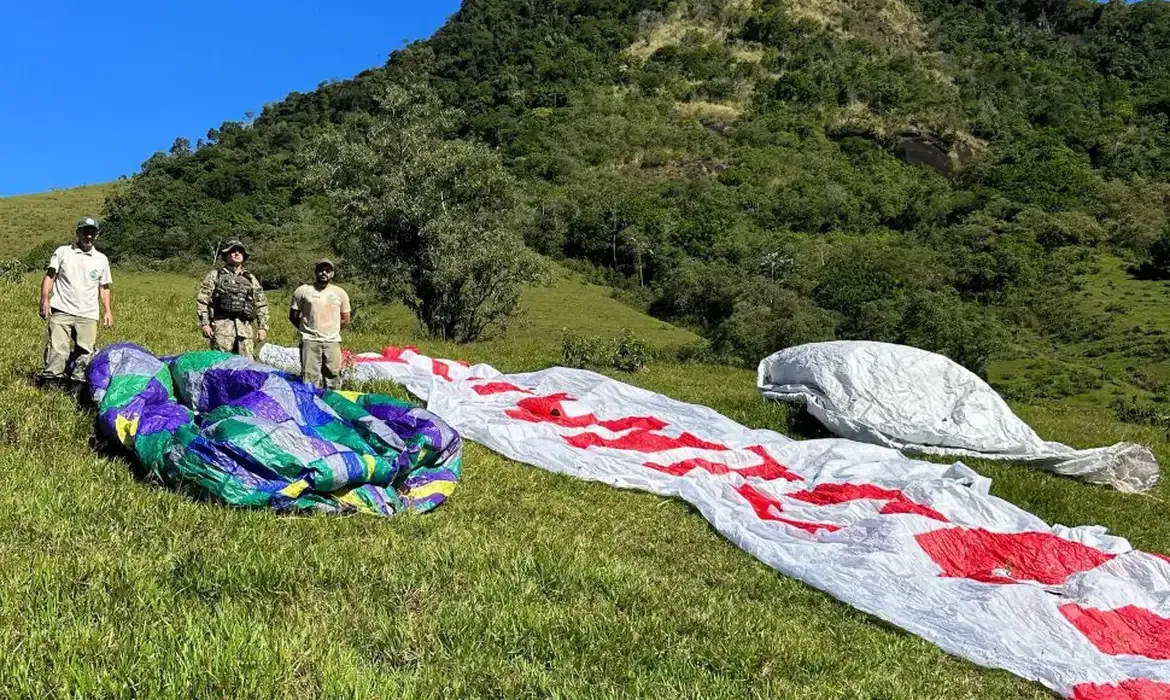 Balões caem no Parque dos Três Picos e são apreendidos; prática é crime