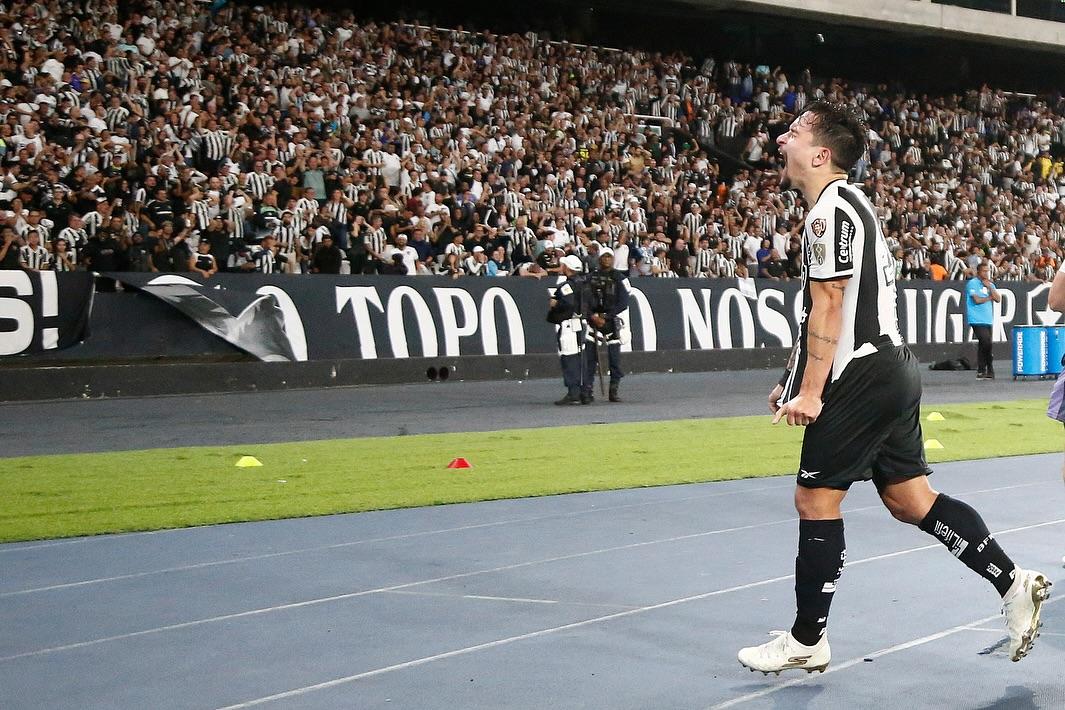 Botafogo vence Estudiantes e mantém aceso o sonho do Bicampeonato