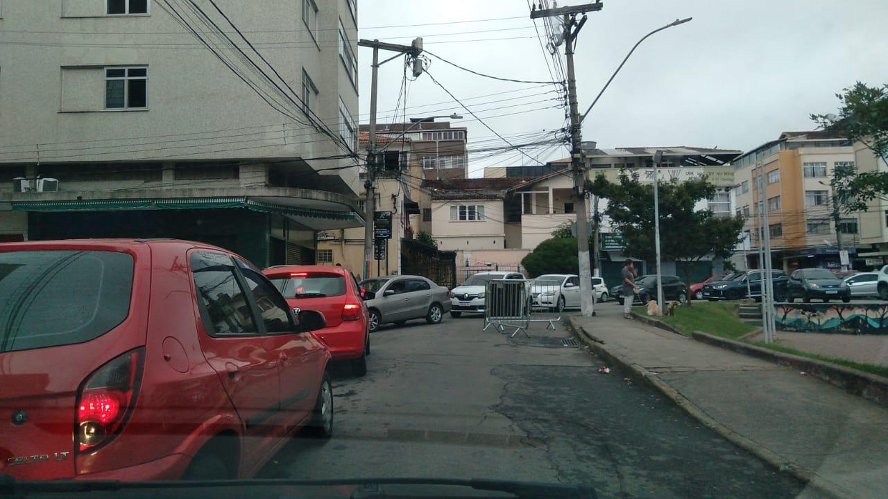 Chuva cancela evento, mas interdições são mantidas e causam caos no trânsito