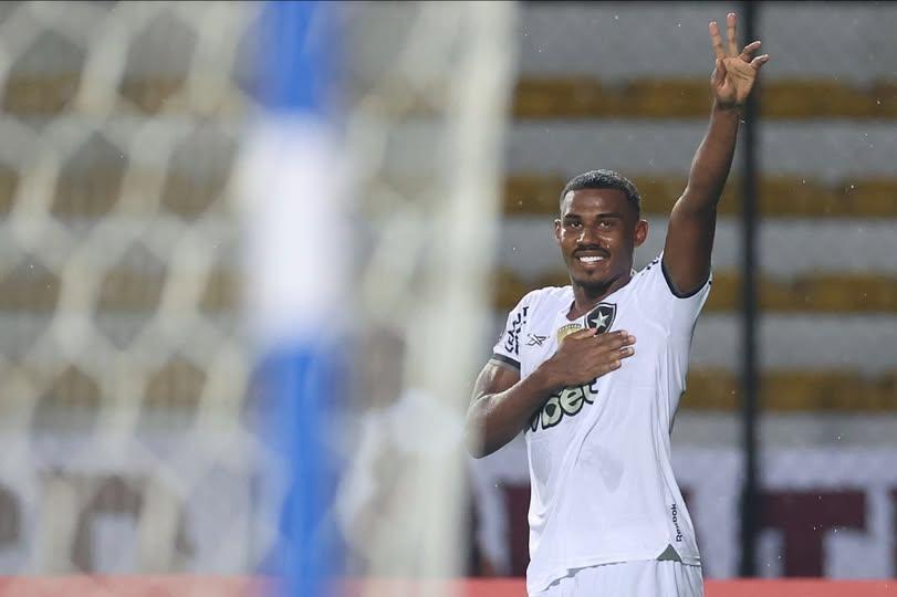 Cuiabano garante vitória do Botafogo no fim