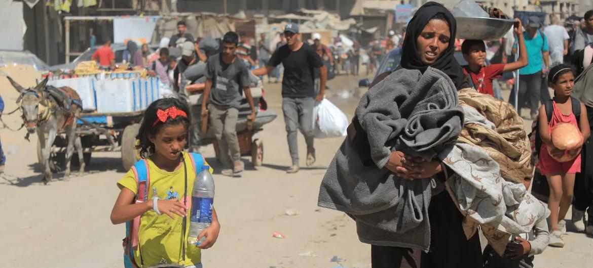 Famintos invadem armazém em busca de comida em Gaza