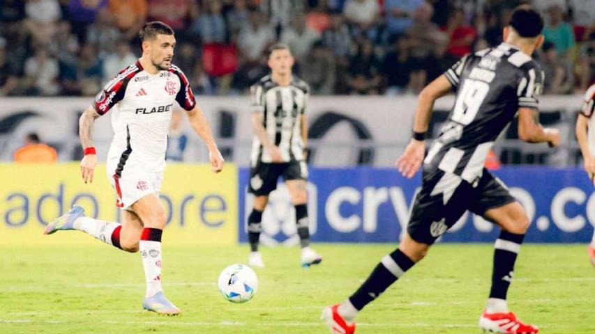 Flamengo sai na frente mas cede o empate na Argentina