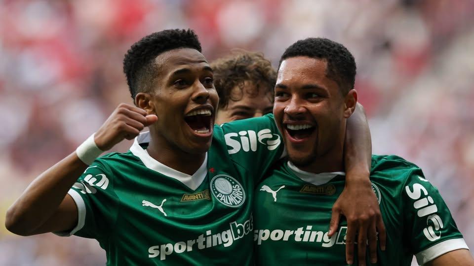 Palmeiras vence em erro de saída de bola do Vasco e retoma liderança