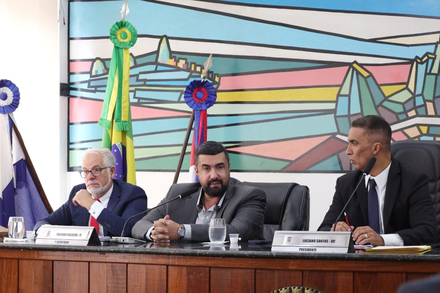 Prefeito participa de sessão da Câmara para falar dos 100 primeiros dias de governo