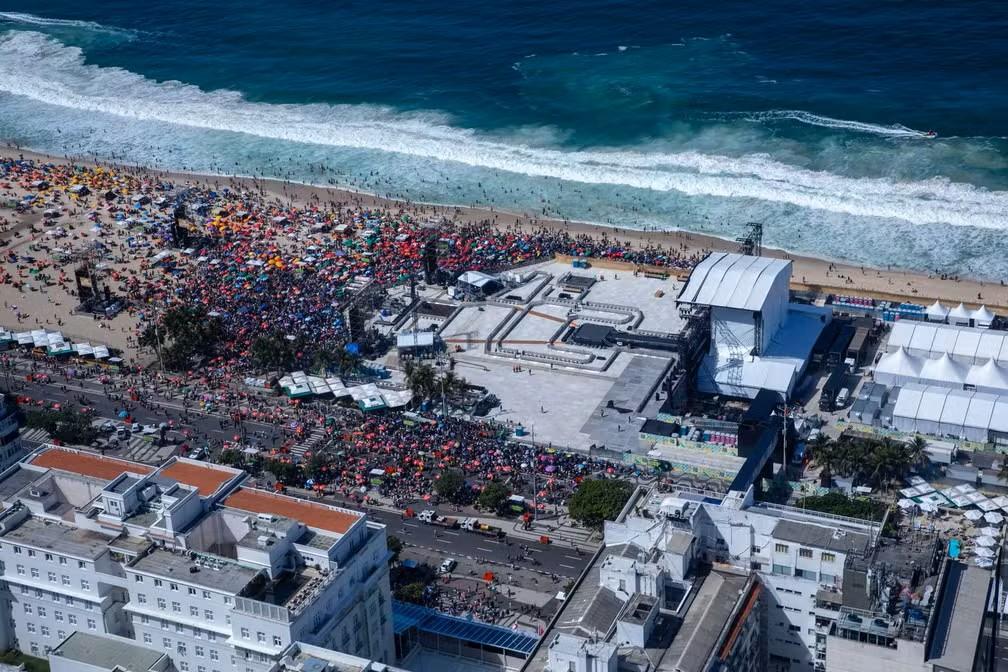 Público vai lotando Copacabana para o show da Mother Monster