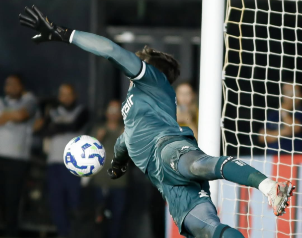 Vasco leva gol nos acréscimos mas avança nos penaltis