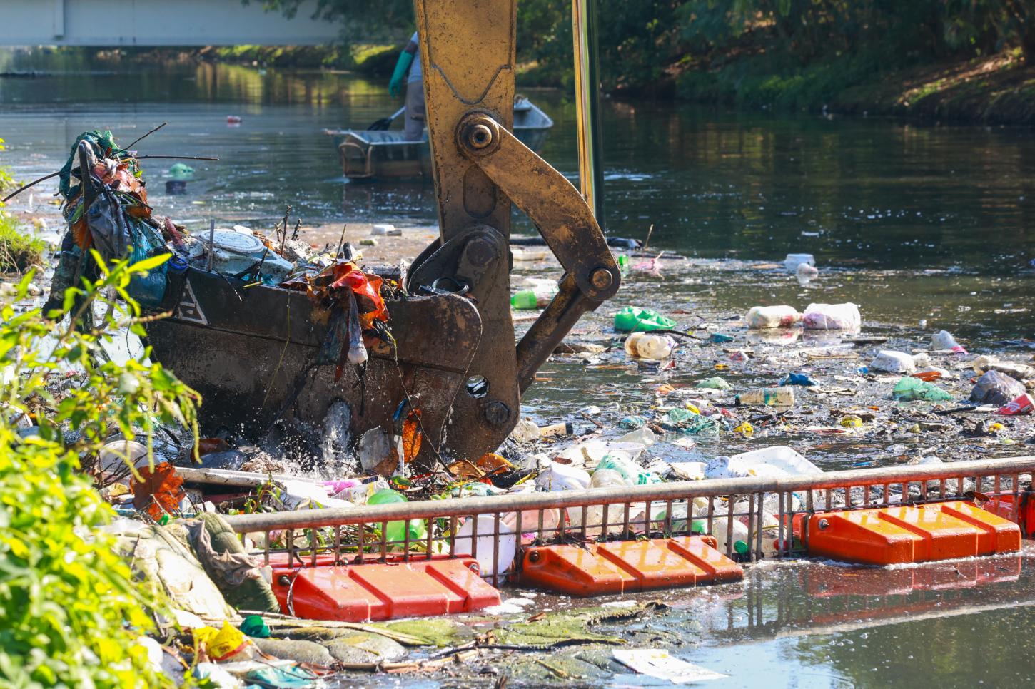 Ecobarreiras evitam chegada de 12 mil toneladas de lixo à Baía de Guanabara