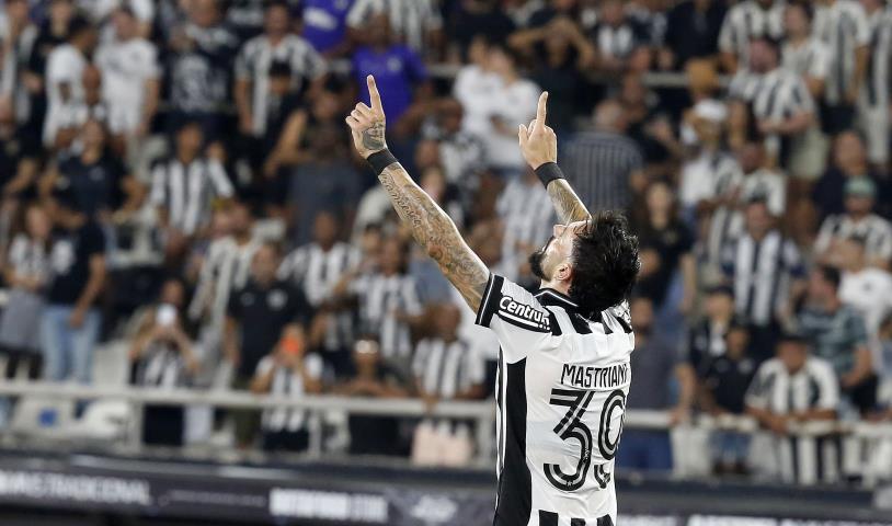 Em jogo adiado, Botafogo vence Ceará e encosta no G4