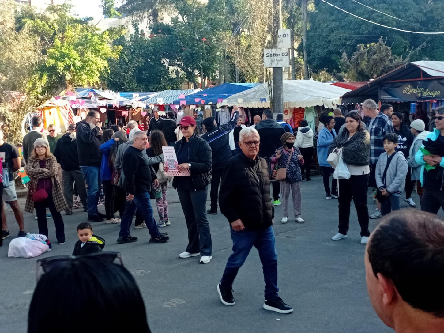 Feirinha do Alto em clima de festa junina com o 