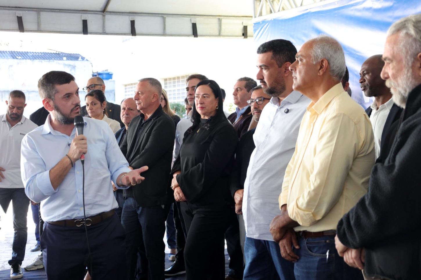 Governador em exercício entrega 44 novos veículos para reforçar trabalho de técnicos da Emater-Rio