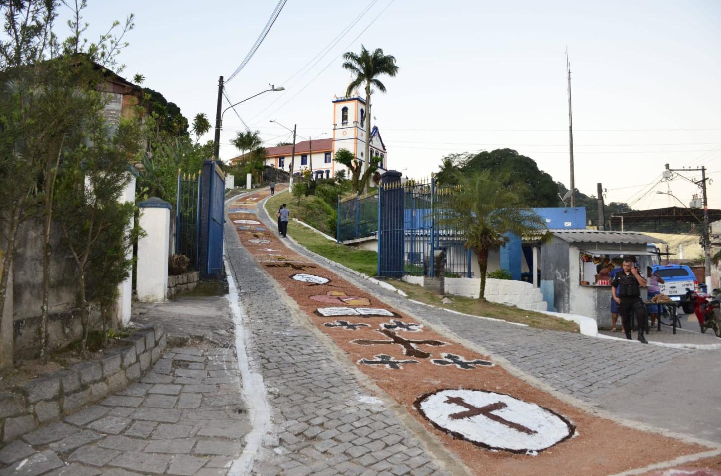 Magé mantém tradição com 1,3km de fé e arte em Suruí, no Corpus Christi
