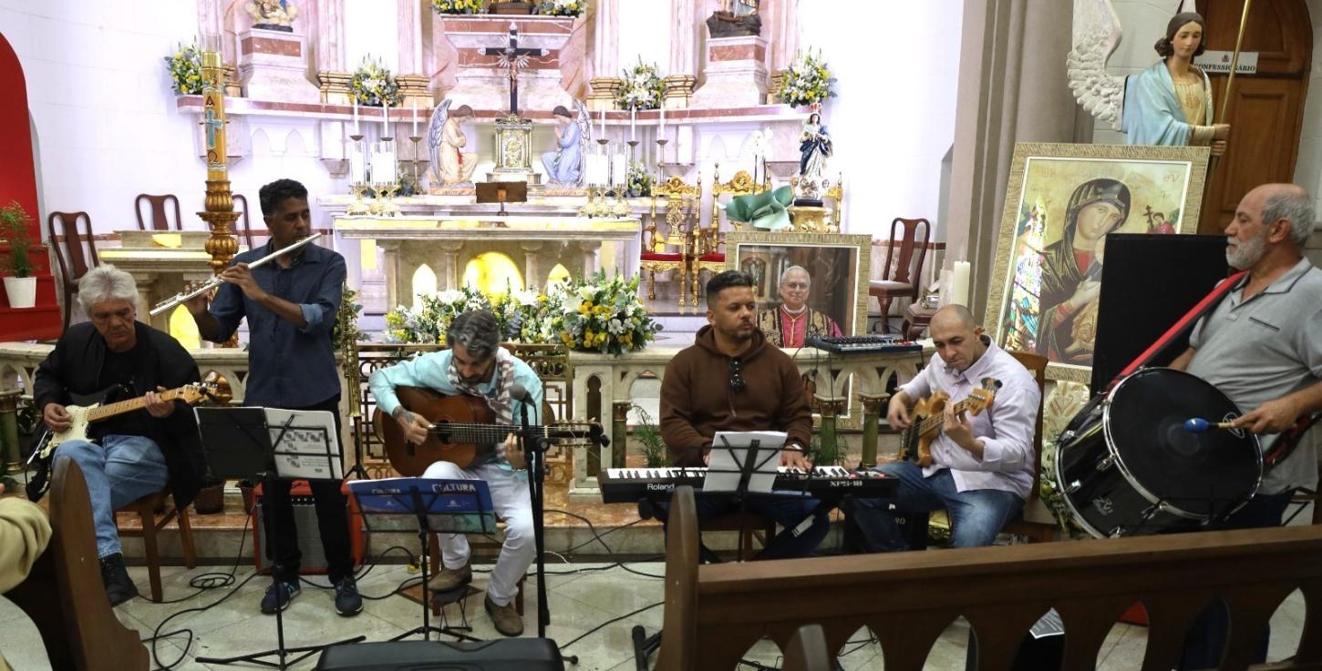 Música na Matriz contou com instrutores e aluna da Escola Municipal de Música de Teresópolis