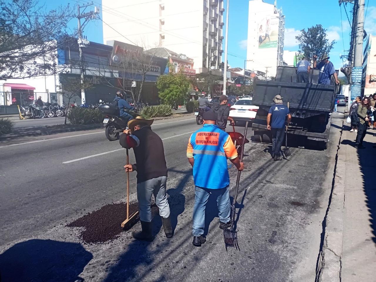 Prefeitura de Teresópolis realiza tapa-buracos e manutenção em várias  ruas