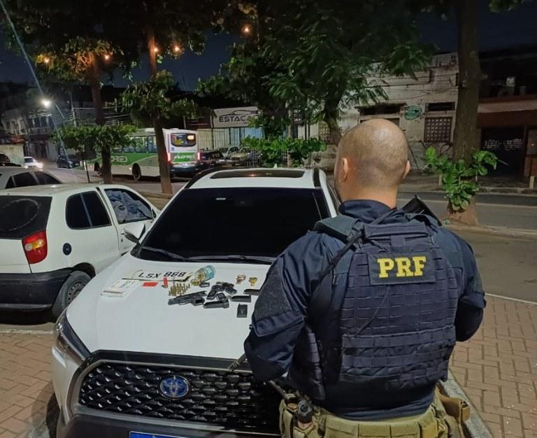 Preso dirigindo carro clonado e com porte ilegal de arma
