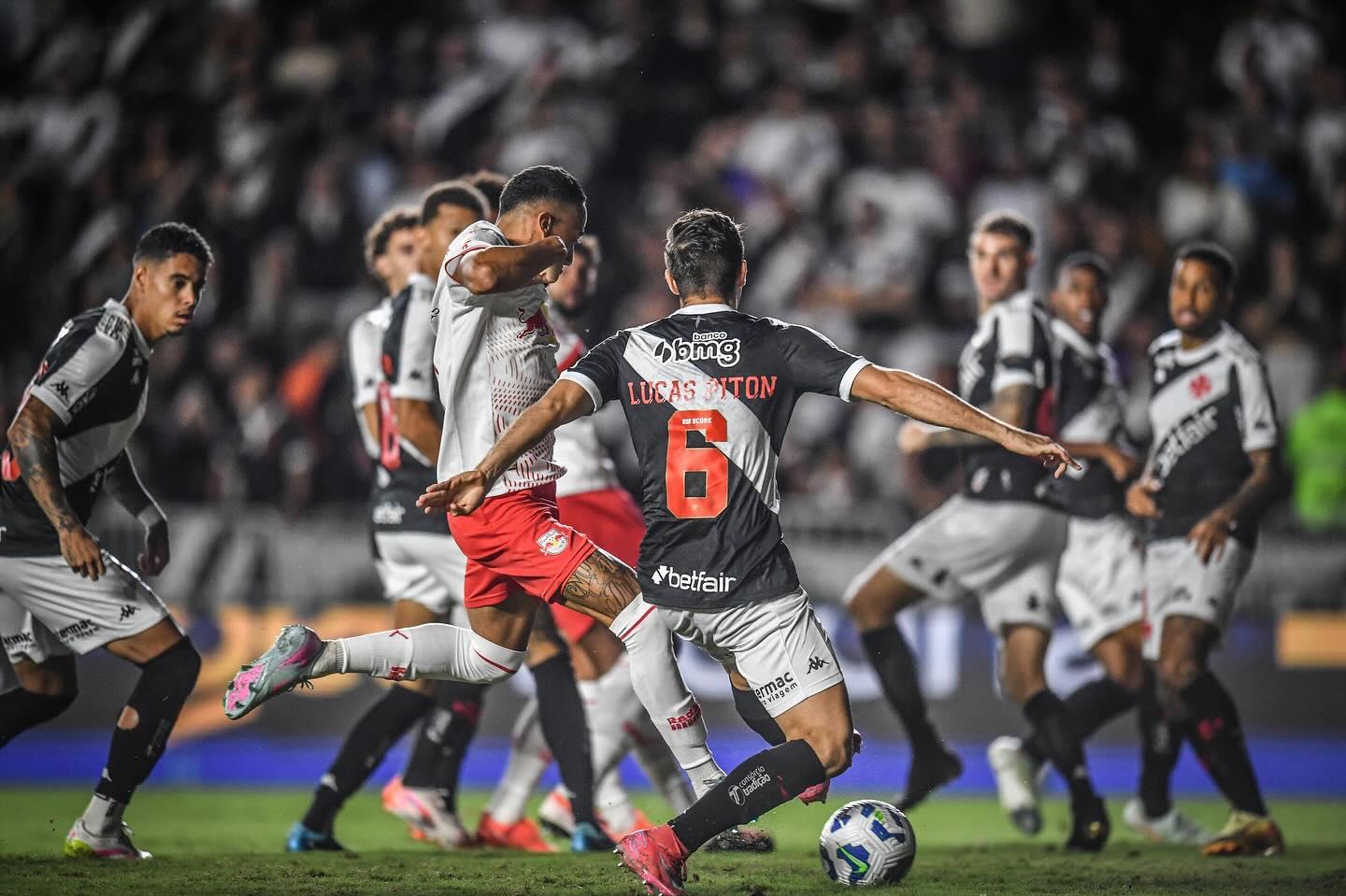 RB Bragantino vence Vasco e dorme líder da competição