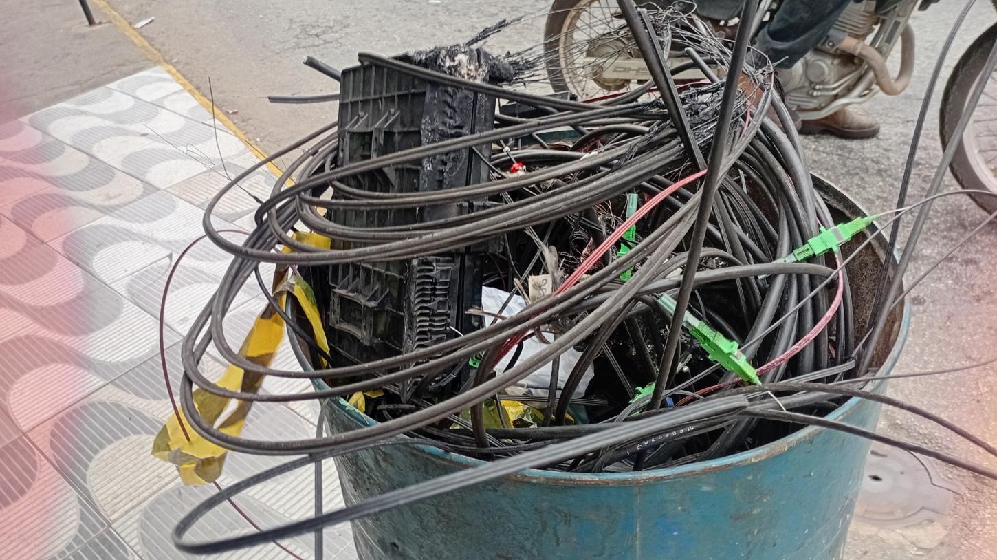 Curto-circuito em postes deixa Vale do Paraíso sem luz e causa congestionamento em Teresópolis