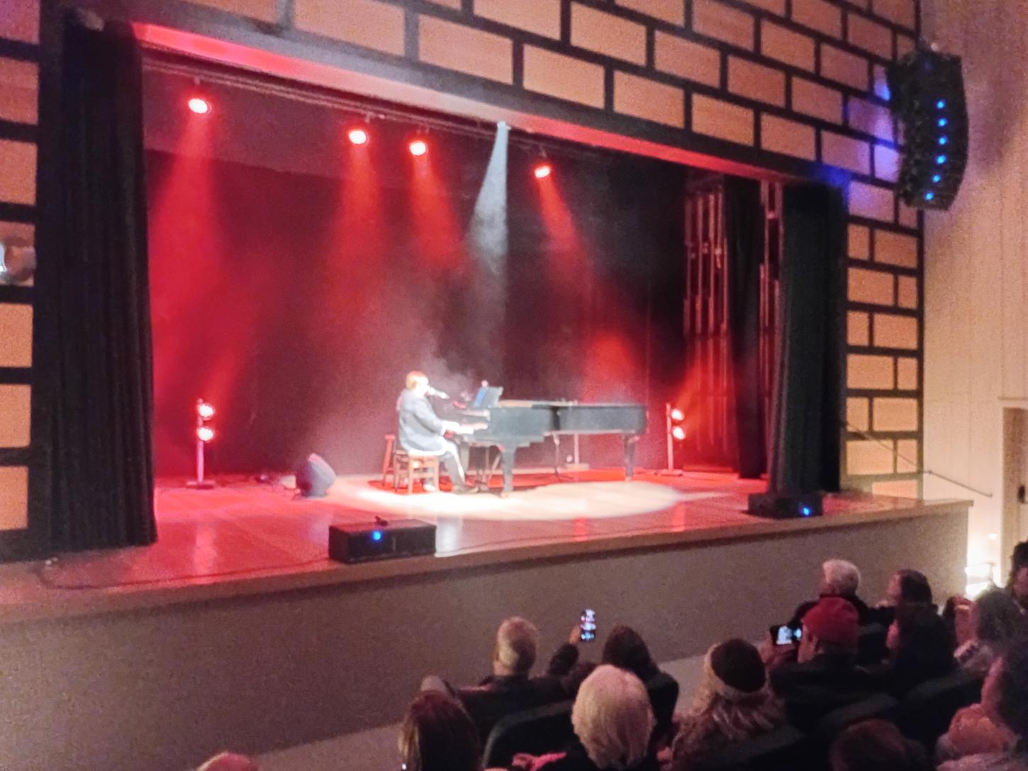 Elton John Cover: Marcos Gruender reafirma seu talento em grande show no Teatro Feso