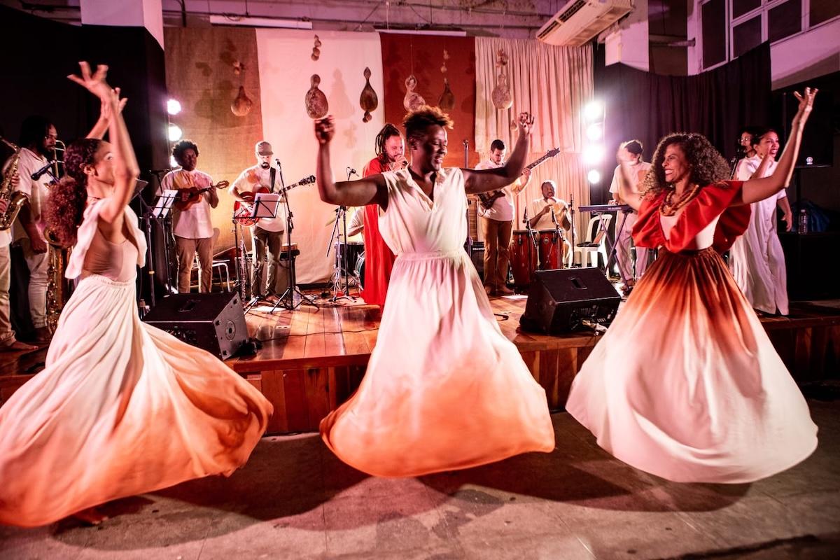 Orquestra Cazuá: Dança, Música e Ancestralidade em uma apresentação que emociona