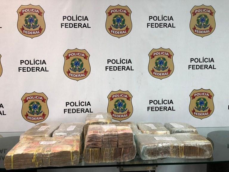 PF prende homem com mais de R$ 800 mil no Aeroporto do Galeão