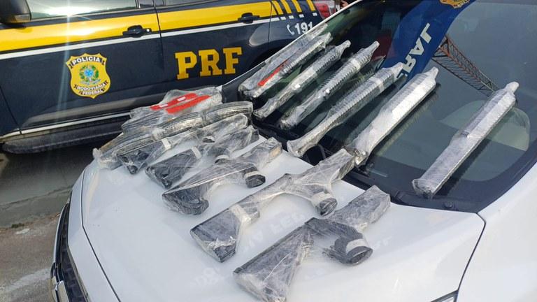 PRF apreende sete fuzis escondidos em painel de carro em Teresópolis