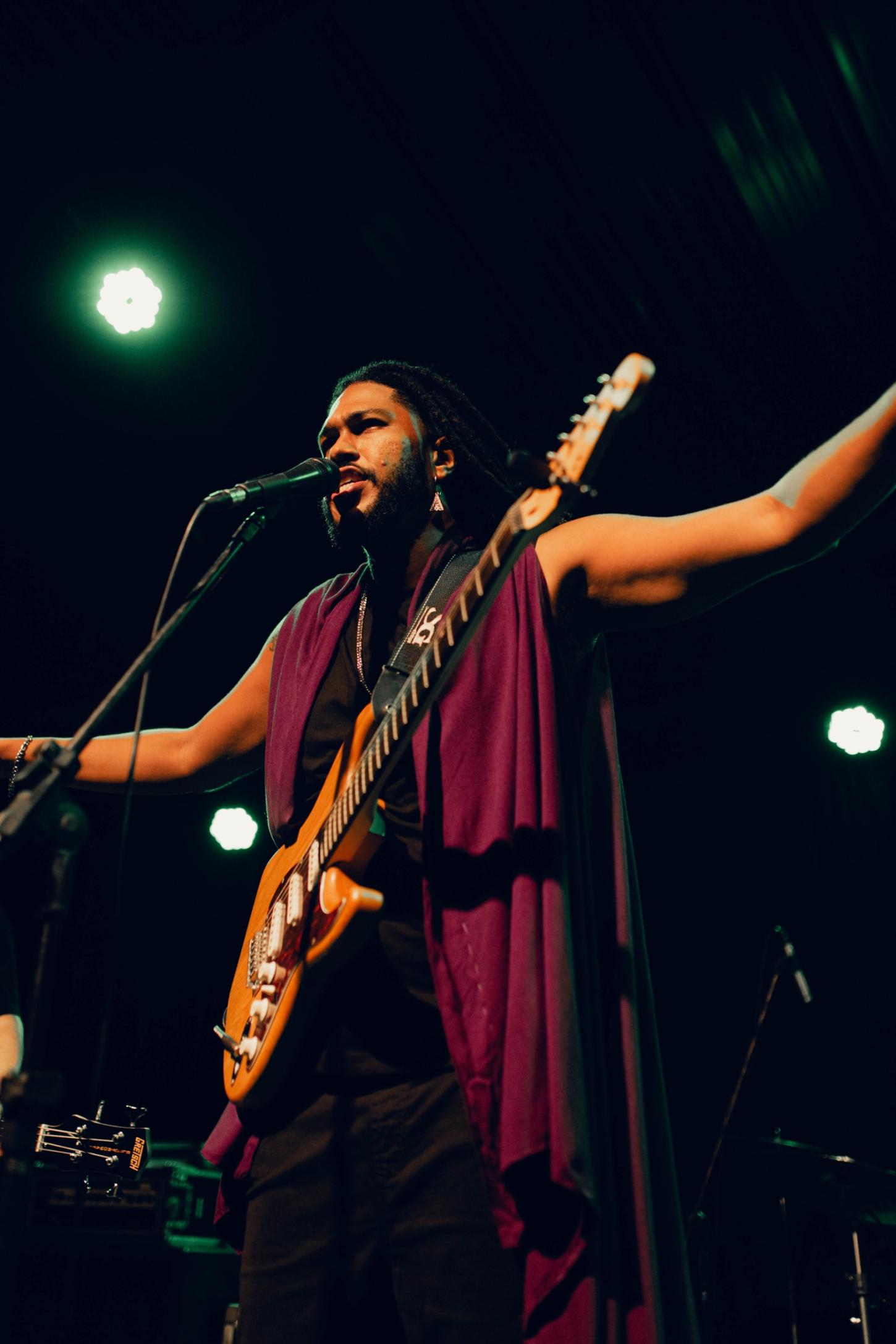 Sesc RJ apresenta: Lado B - Show Visual Dândi leva seu universo visual e sonoro ao Sesc Teresópolis