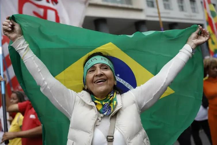 Dia da Independência tem protestos de direita e esquerda