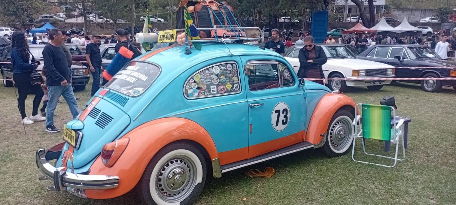 Exposição de carros antigos movimenta sábado e congestiona o trânsito