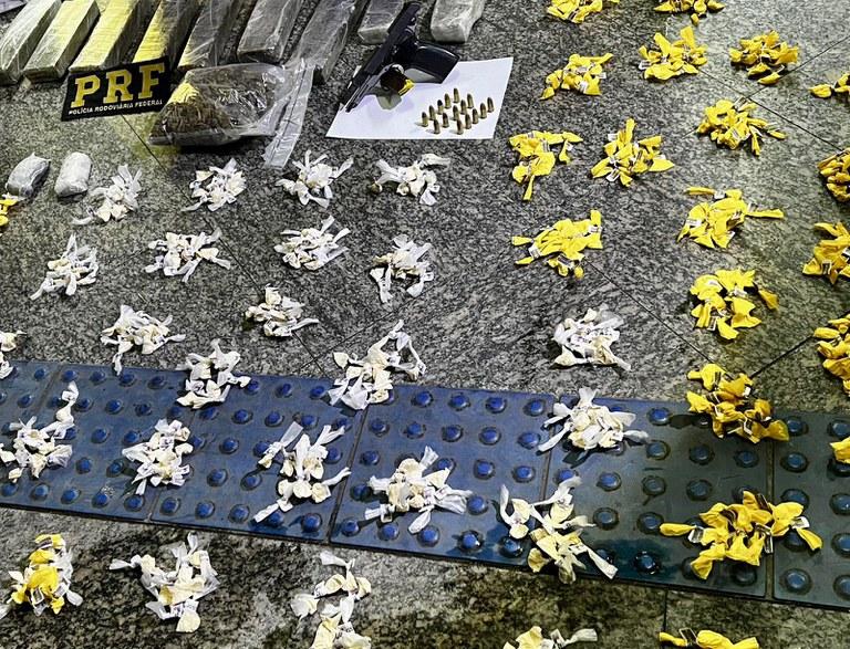 PRF e PM apreendem drogas e arma de fogo em Teresópolis
