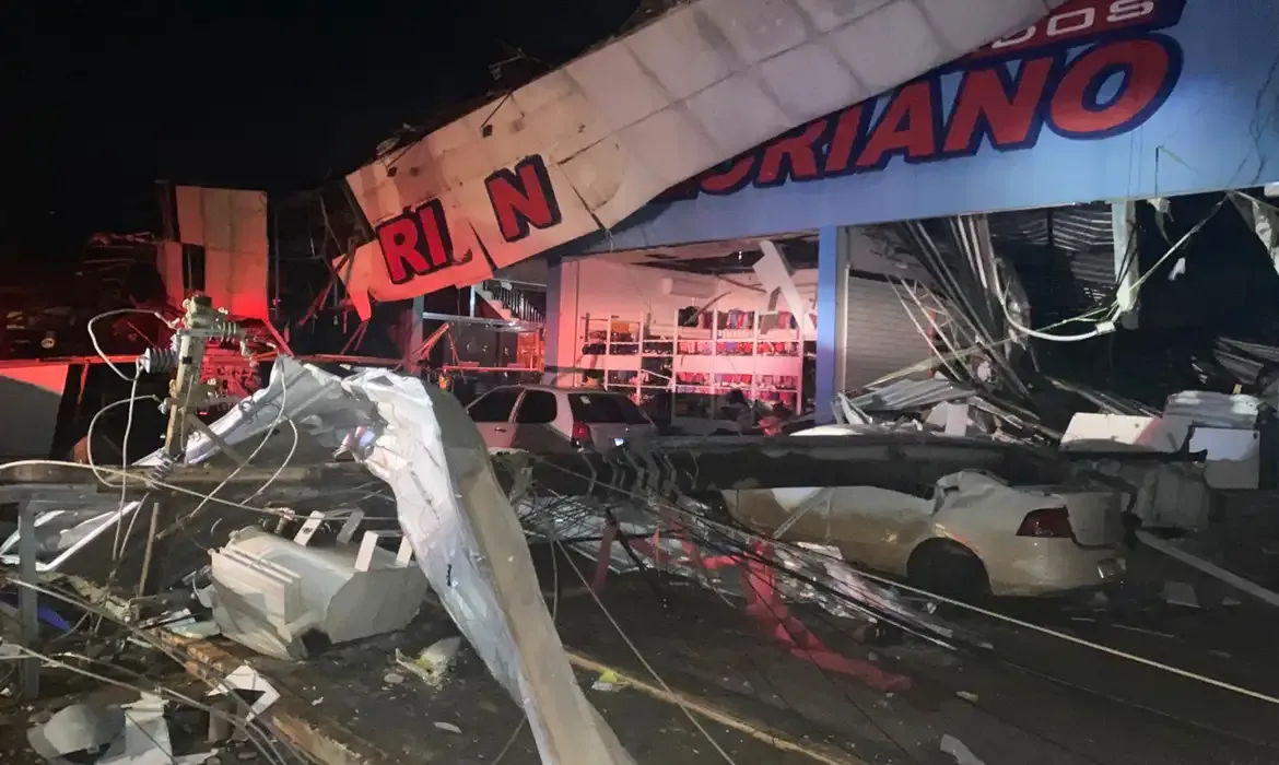 Cidade devastada por tornado tem 2 mil sem luz; 32 seguem internados