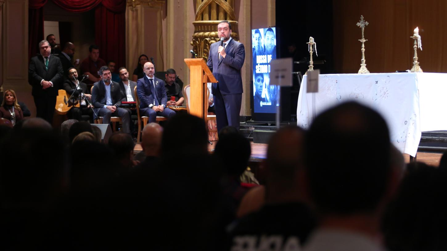 Governador presta homenagem a policiais mortos na Operação Contenção em missa no Theatro Municipal
