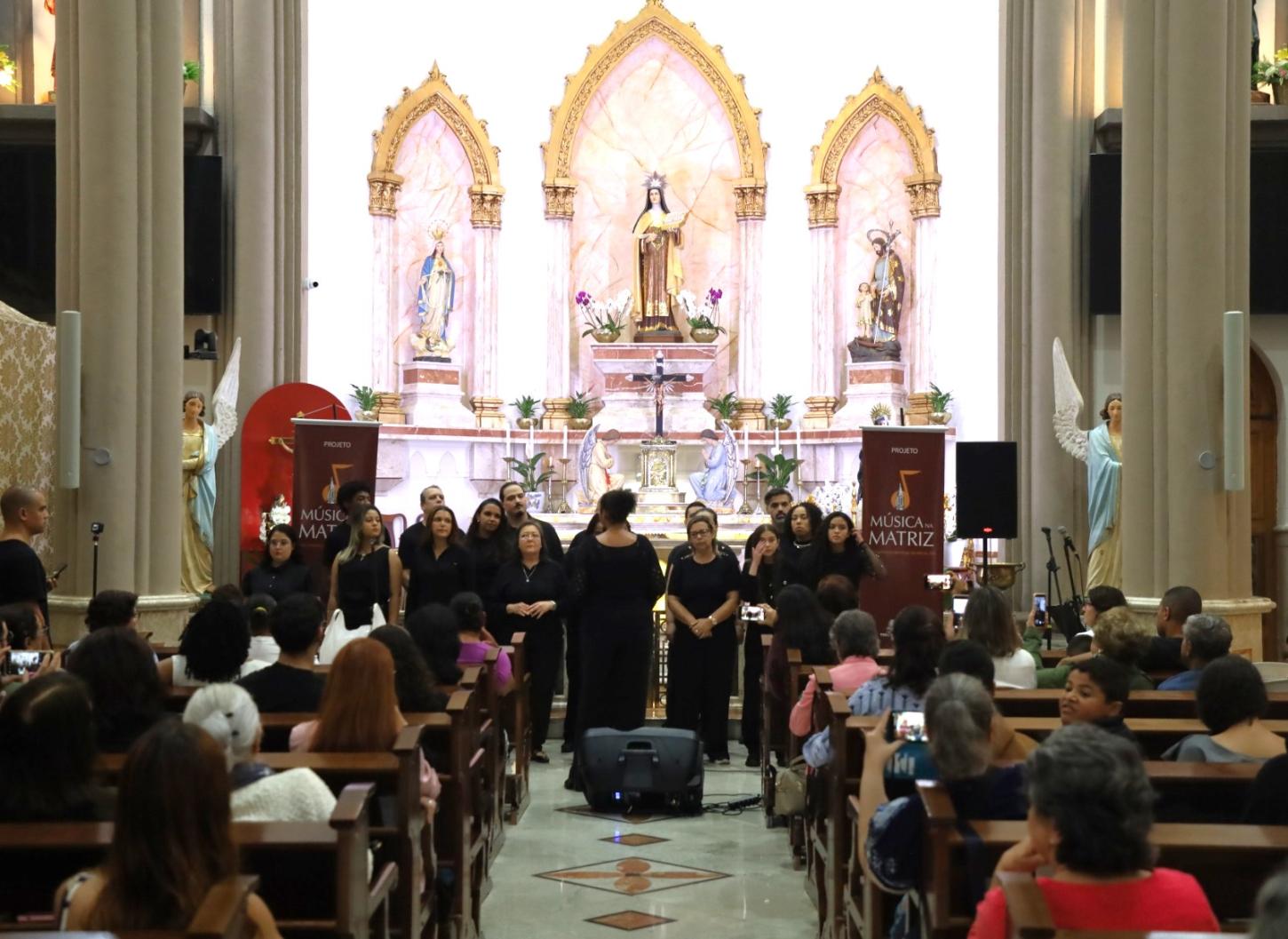 Grupo Vocal Chosen Voices arranca aplausos do público no Música na Matriz