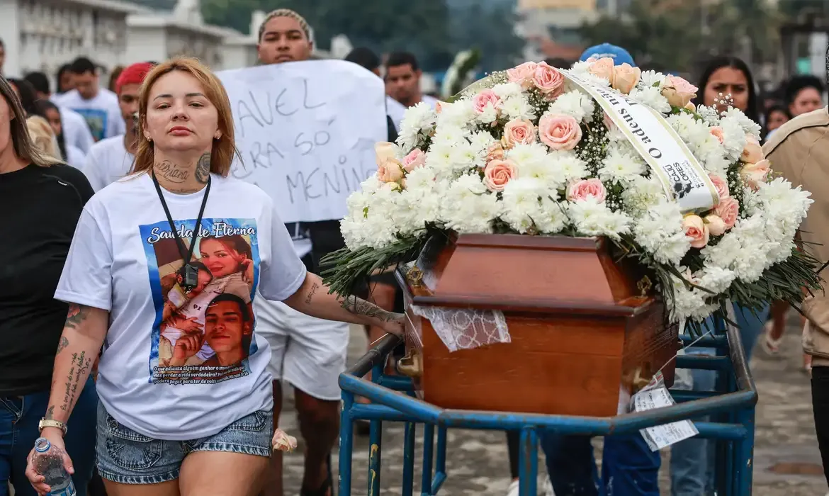 Últimos corpos de pessoas assassinadas em operação no Rio deixam o IML