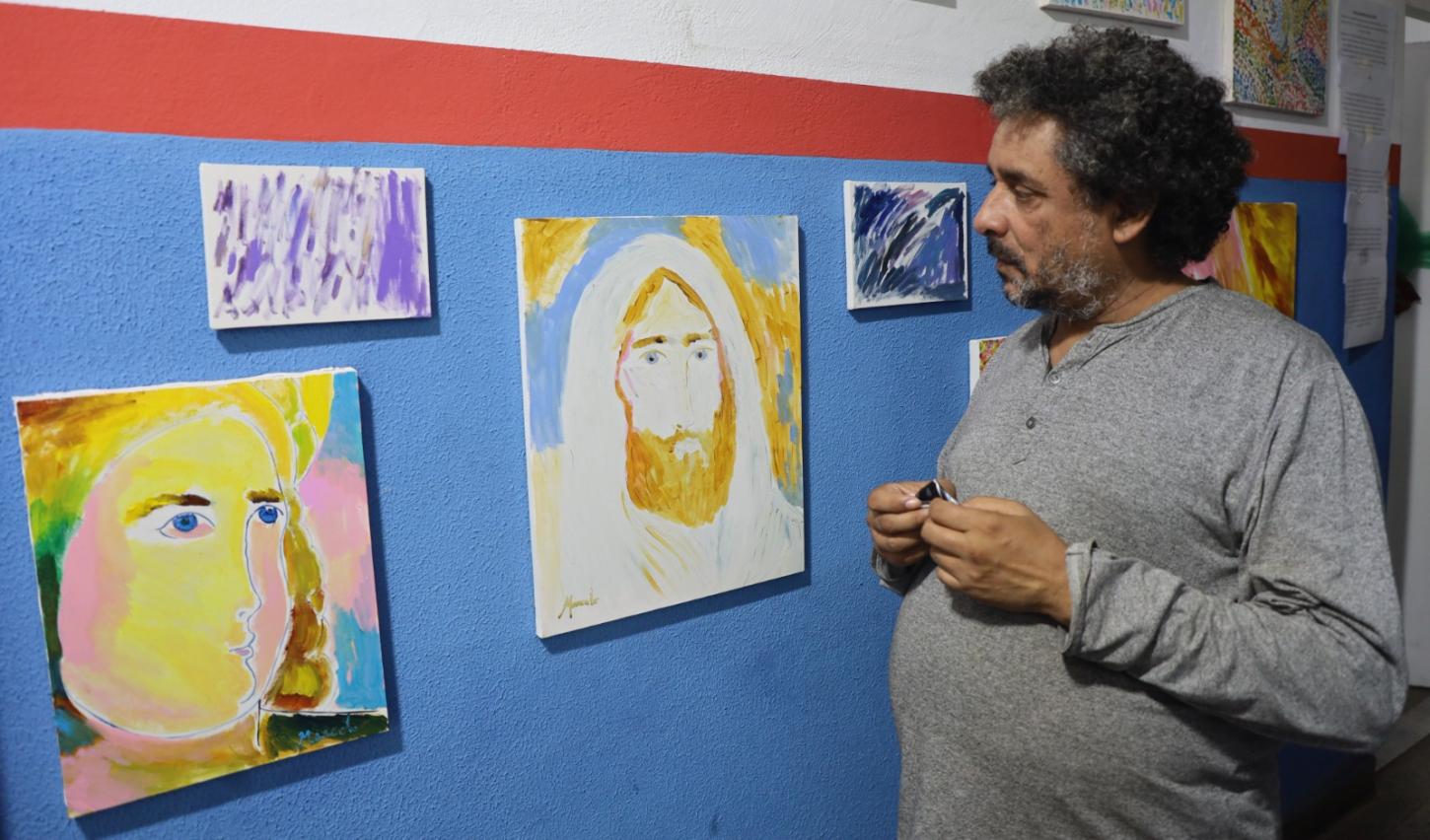Artista plástico atendido pelo CREAS inaugura exposição no Centro Administrativo Municipal