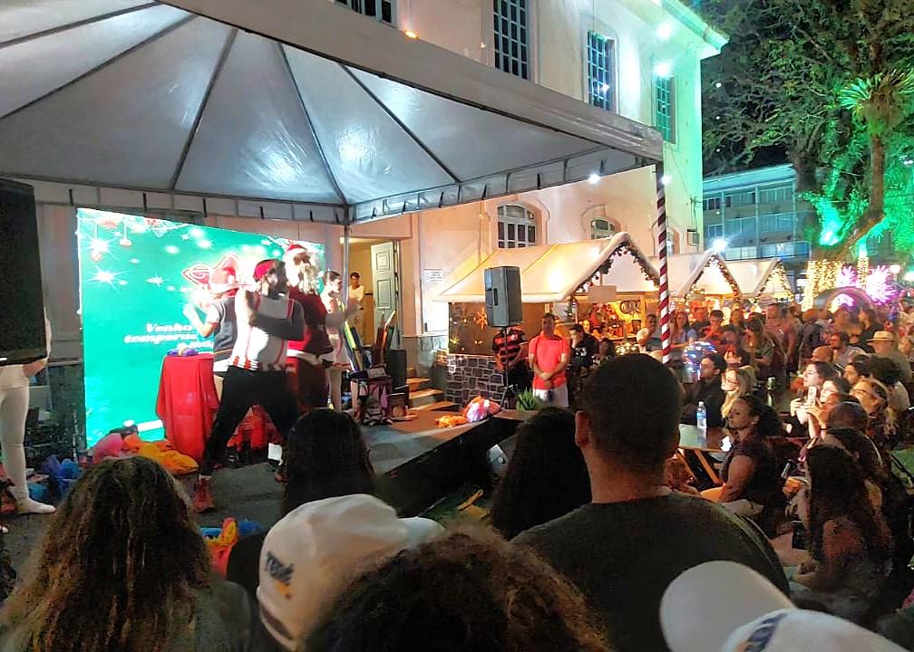 Público celebra a chegada o Bom Velhinho e a abertura da Vila do Papai Noel