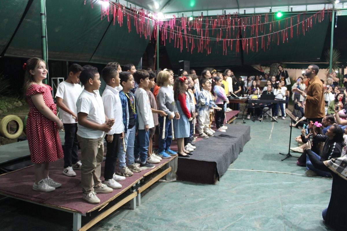 Famílias reunidas no palco do Centro Cultural Feso Pro Arte